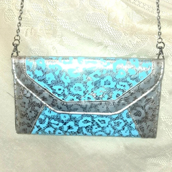 Fashion Clutch Purse Shiny Leopard Print Silver/Blue With Chain Strap NWOT - Picture 1 of 6